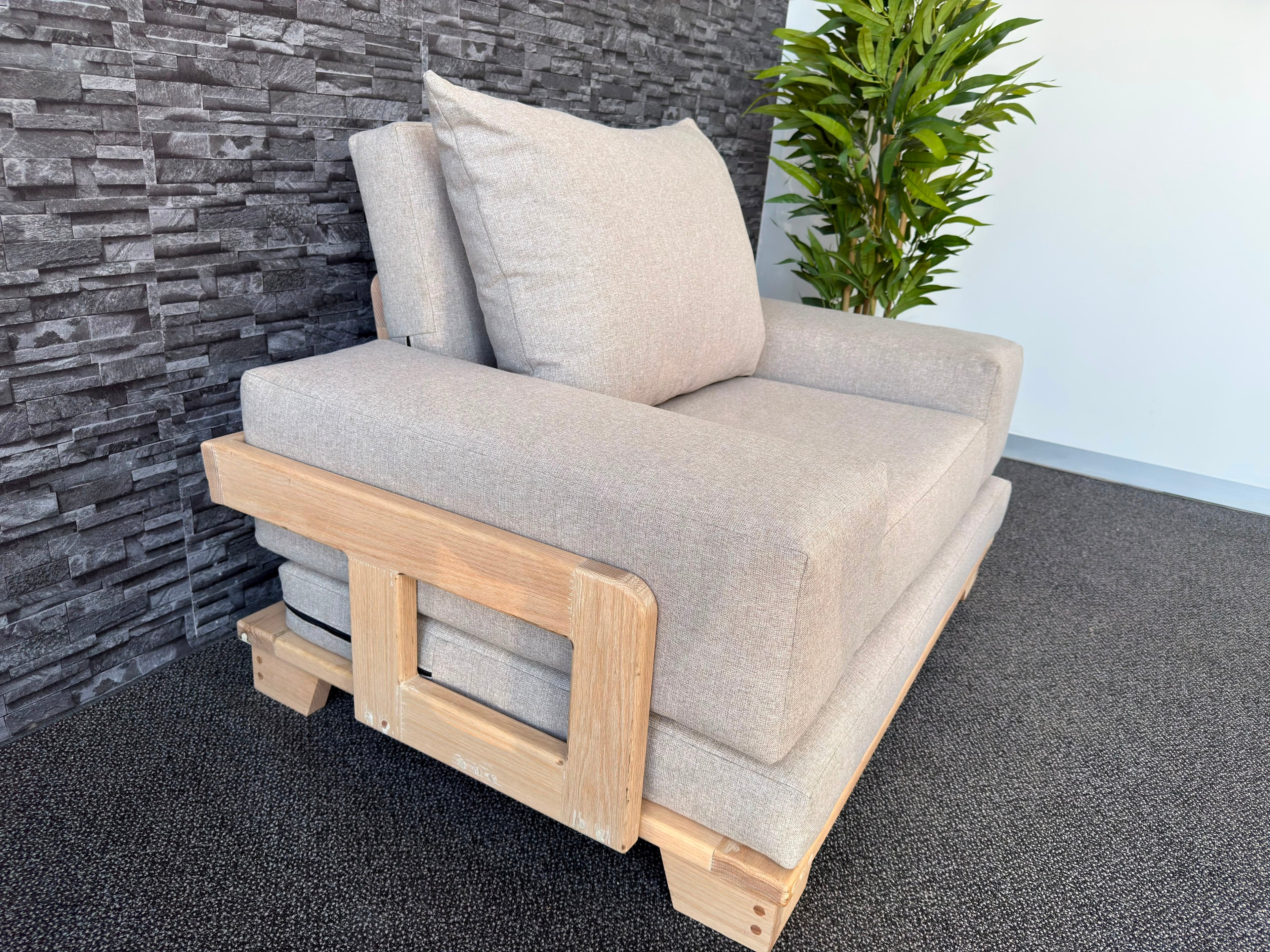 Velorra Ardin 1-Seater, additional view of the Red Oak base