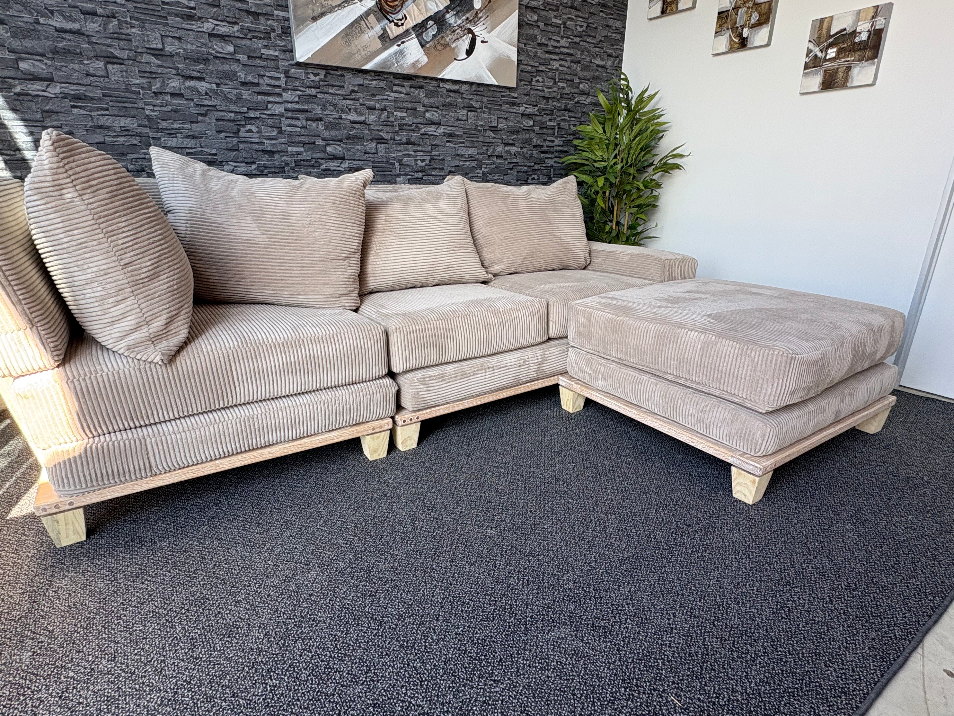 Velorra Luma 4-Seater, additional view of the Red Oak base